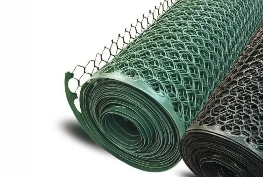 Indonet manufactures plastic hexagonal mesh rolls, designed for durable garden fencing and general applications